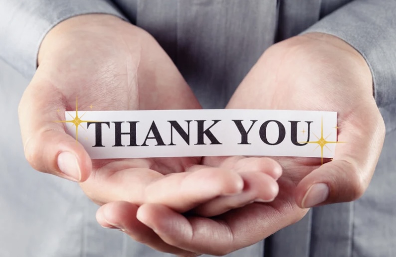 手のひらに「THANK YOU」と書かれた紙を大切に持つ様子