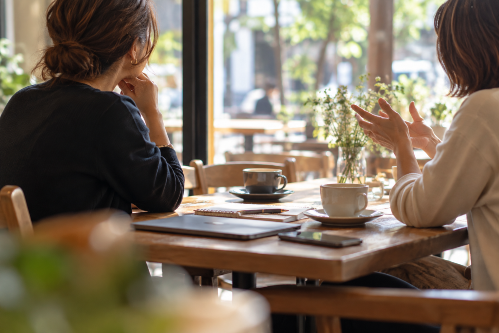 カフェで会話をする二人の女性