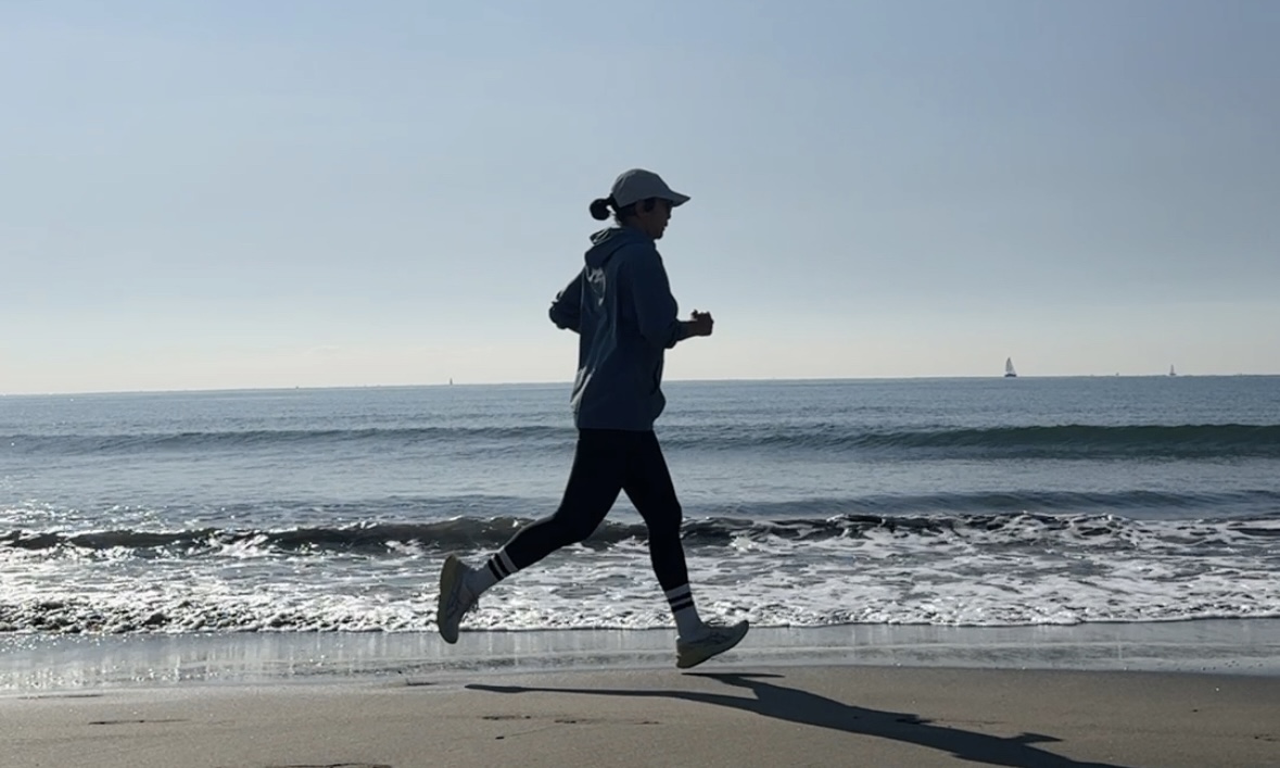 鎌倉の海岸沿いを走るランナーの横姿