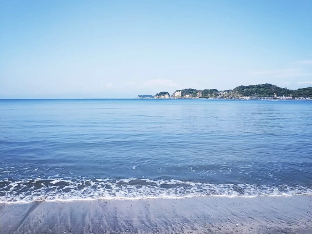 鎌倉の海岸から望む青い海と空